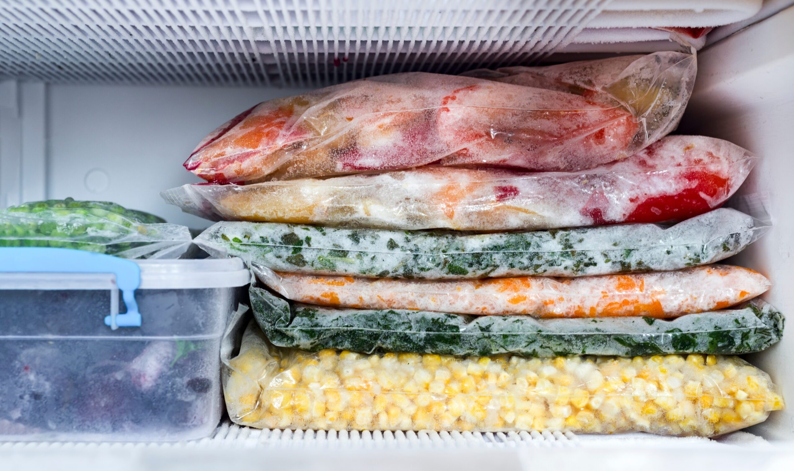 potes de alimentos congelados no freezer
