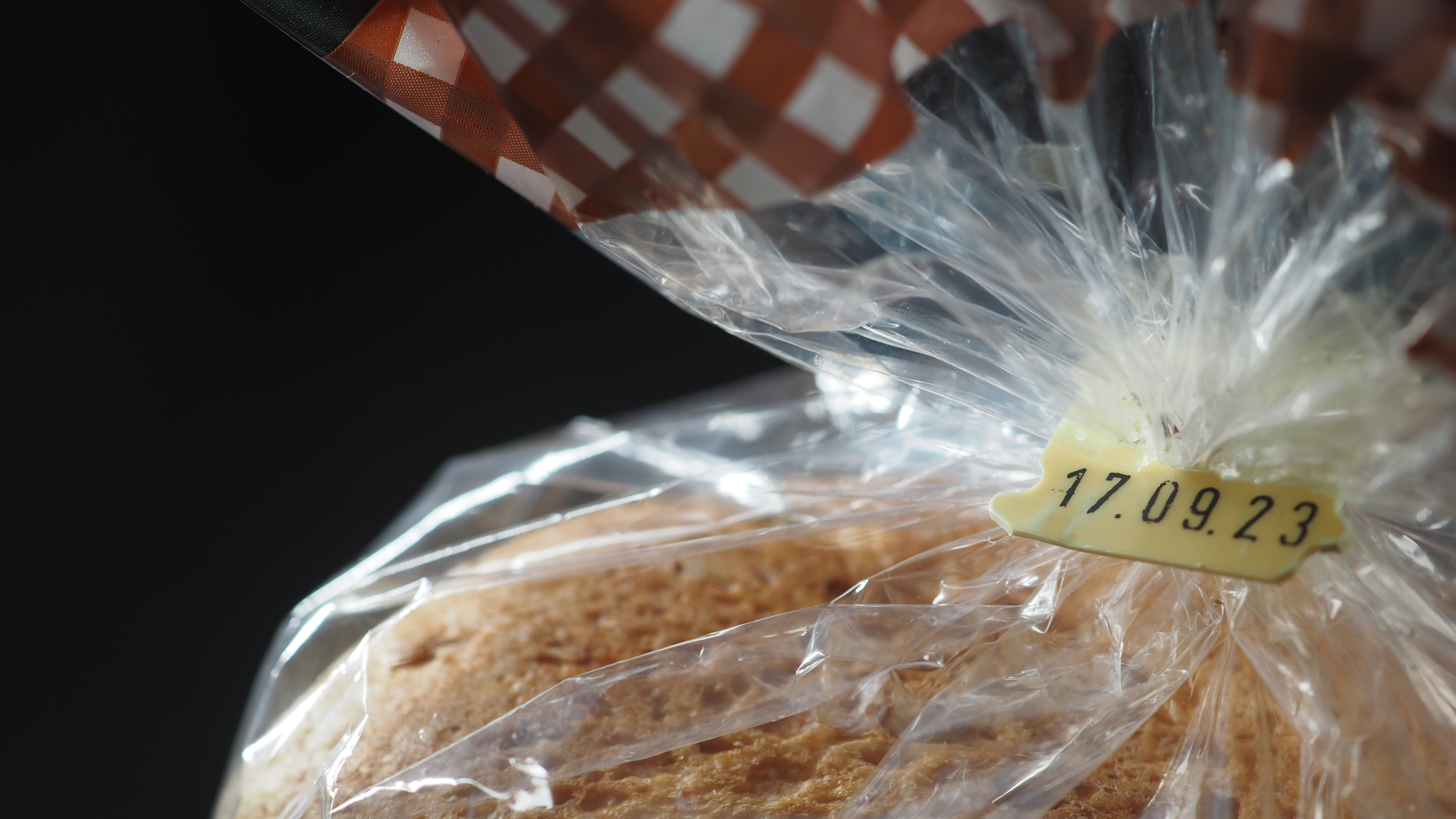 Uma embalagem de pão com validade até 17.09.2023