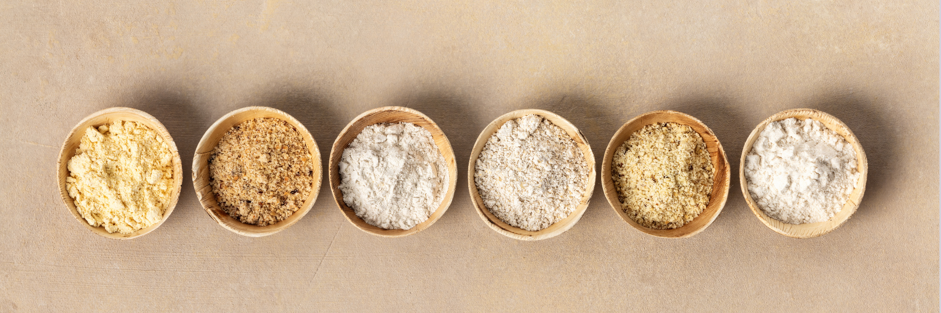 Foto de 6 tipos de farinhas diferentes. Contendo a farinha branca.