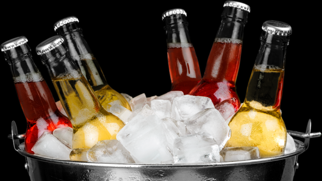 Imagem de bebidas em um balde de gelo.