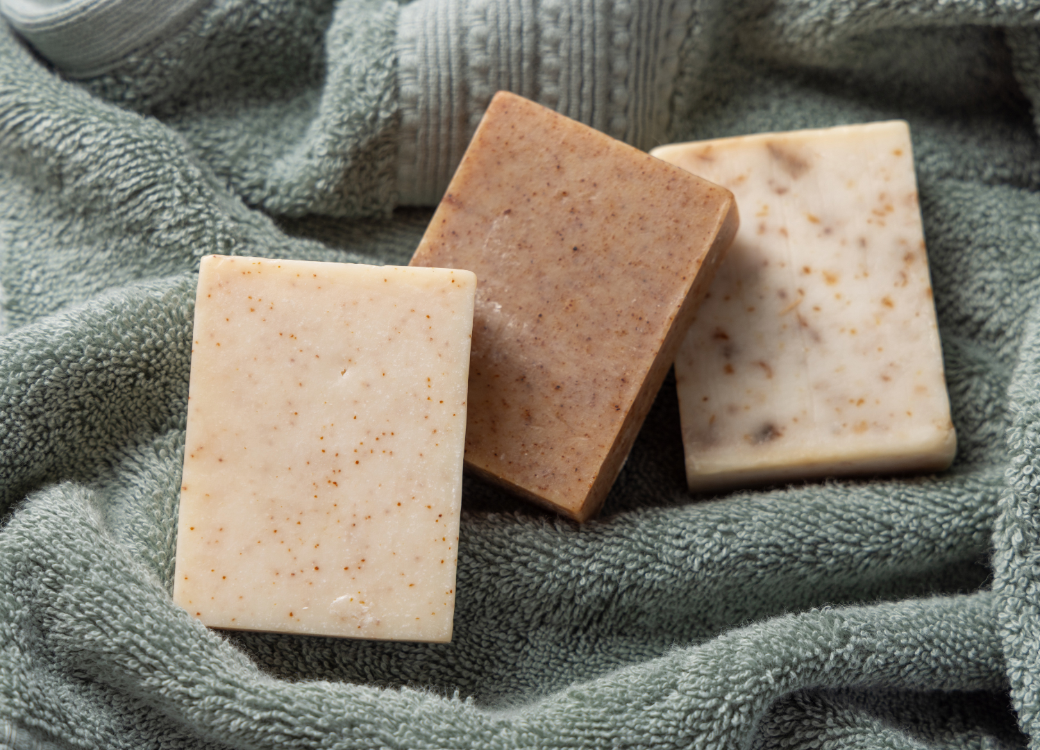 SABONETES ESFOLIANTES: BENEFÍCIOS, FORMULAÇÃO E CUIDADOS ESSENCIAIS