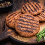 Hamburguer Vegano em tábuas de madeira