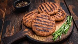 Hamburguer Vegano em tábuas de madeira